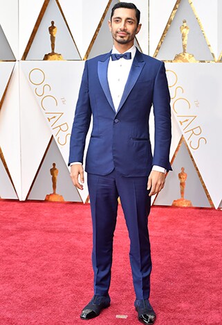 Riz Ahmed blue suit and bowtie at Oscars 2017