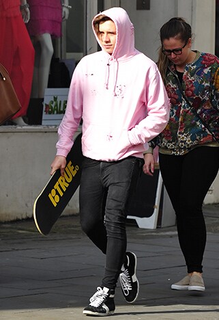 Brooklyn Beckham en sweat à capuche rose
