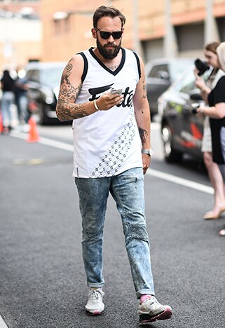 street style portant un t-shirt sans manches et un jean asos homme