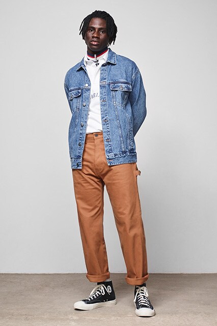 Mannequin portant un pantalon d'ouvrier, une veste en jean et des Converse Chuck Taylor