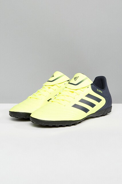 Adidas chaussures foot solde pas cher - 30 €