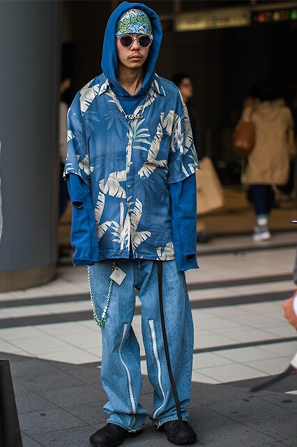 total look bleu baggy pull à capuche chemise palmier street style