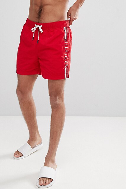 Tommy Hilfiger - Shorts de bain à cordon de serrage court et bande logo sur le côté - Rouge
