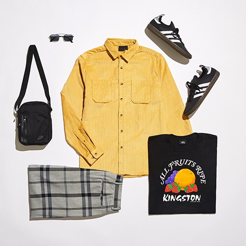 chemise jaune, t-shirt graphique, short à carreaux, sac banane Nike, baskets Gazelle, lunettes de soleil