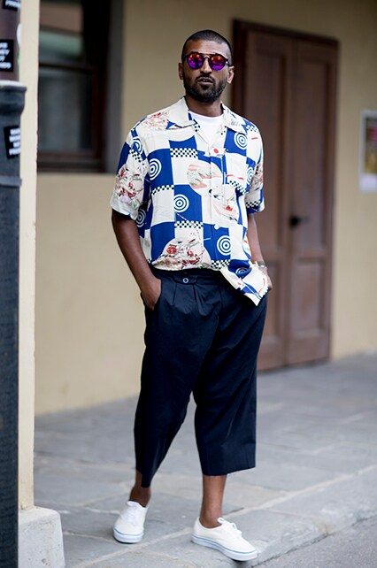 Streetstyle für Herren mit weißen Turnschuhen