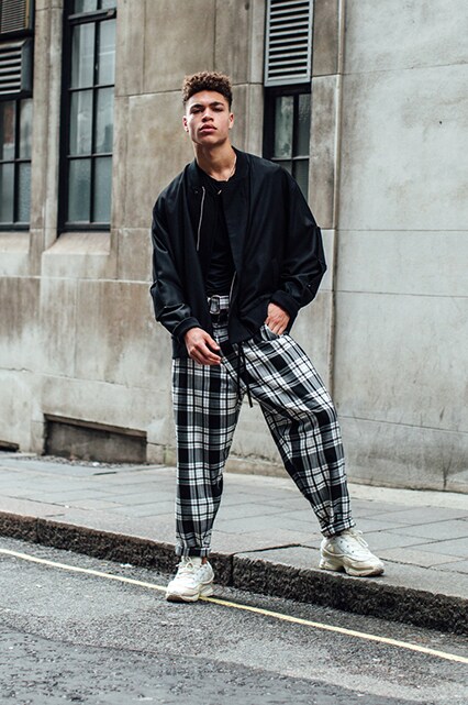 Streetstyle für Herren mit weißen Turnschuhen