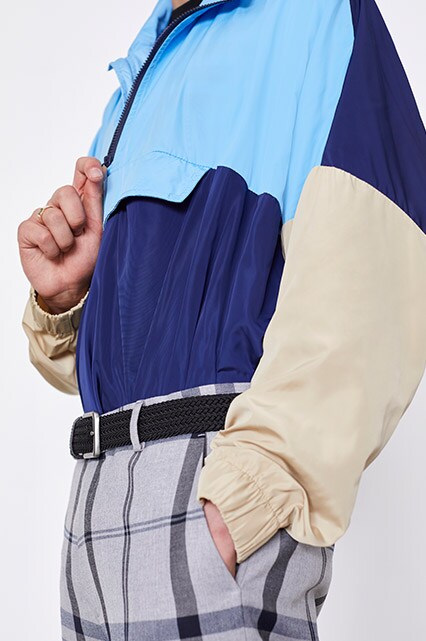 modèle asos portant un t-shirt à rayures, une veste de survêtement colorblock, un pantalon à carreaux et des reebok