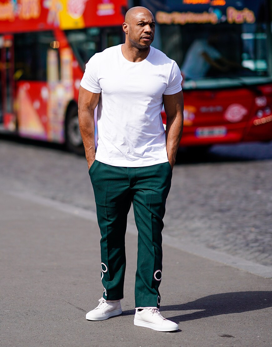 street style portant un t-shirt blanc et un pantalon vert