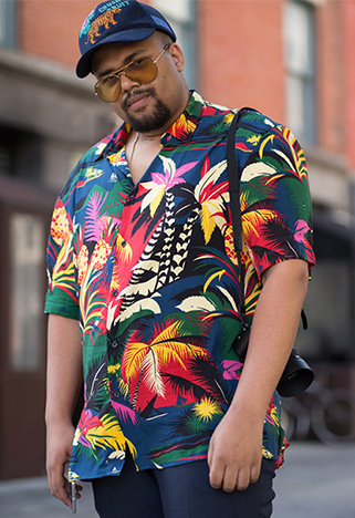 street style portant une chemise à fleurs aux couleurs vives asos homme