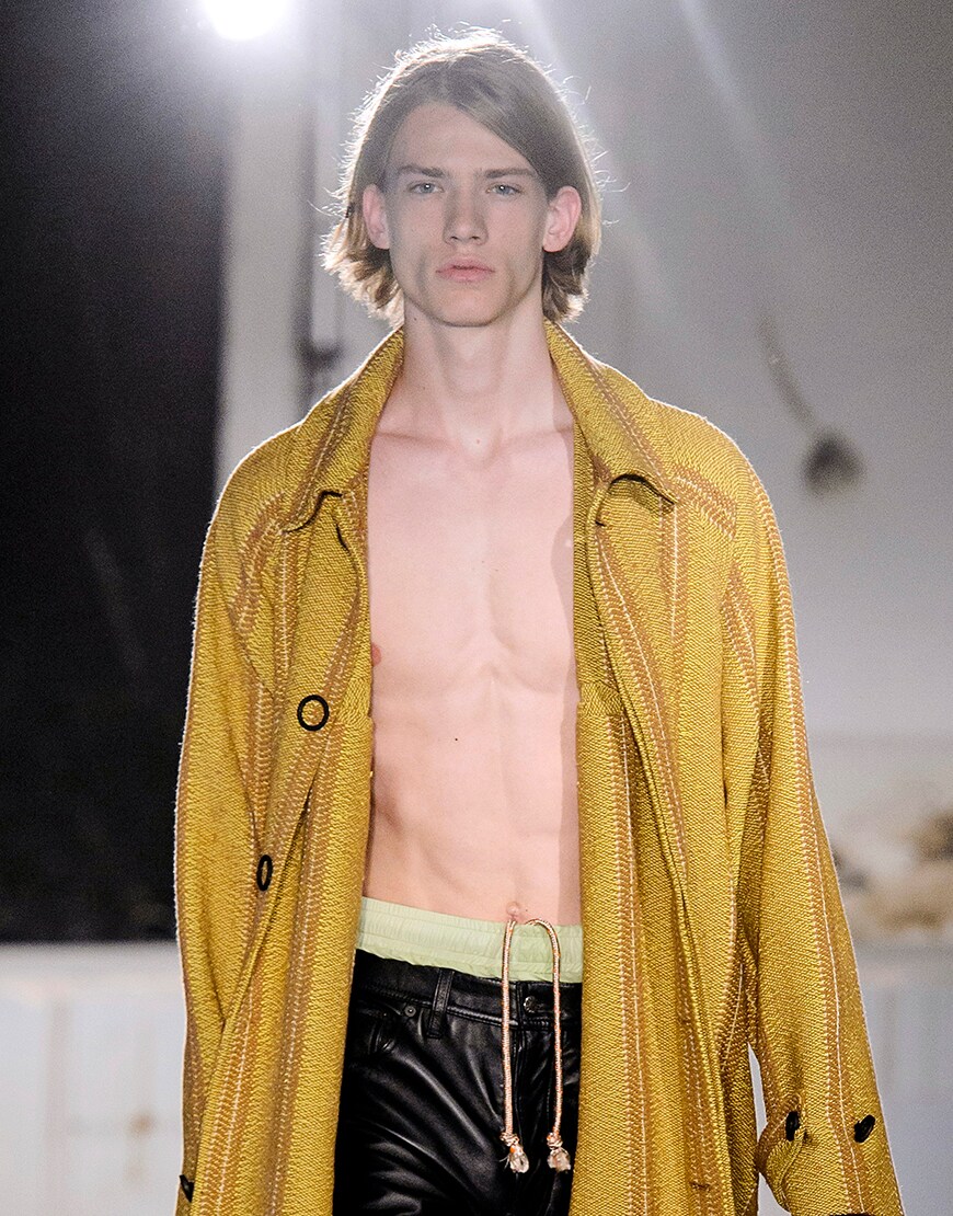 looks et makeup homme de défilé fashion week