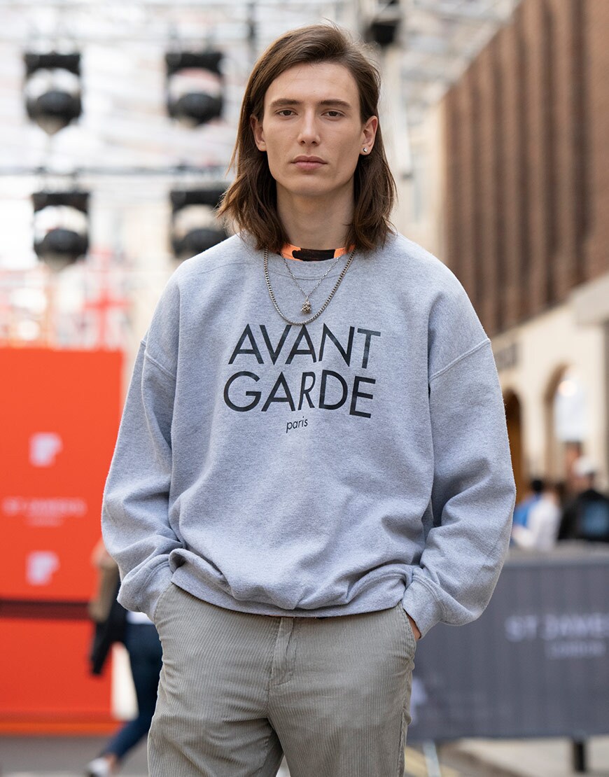 Street-styler in a grey sweatshirt