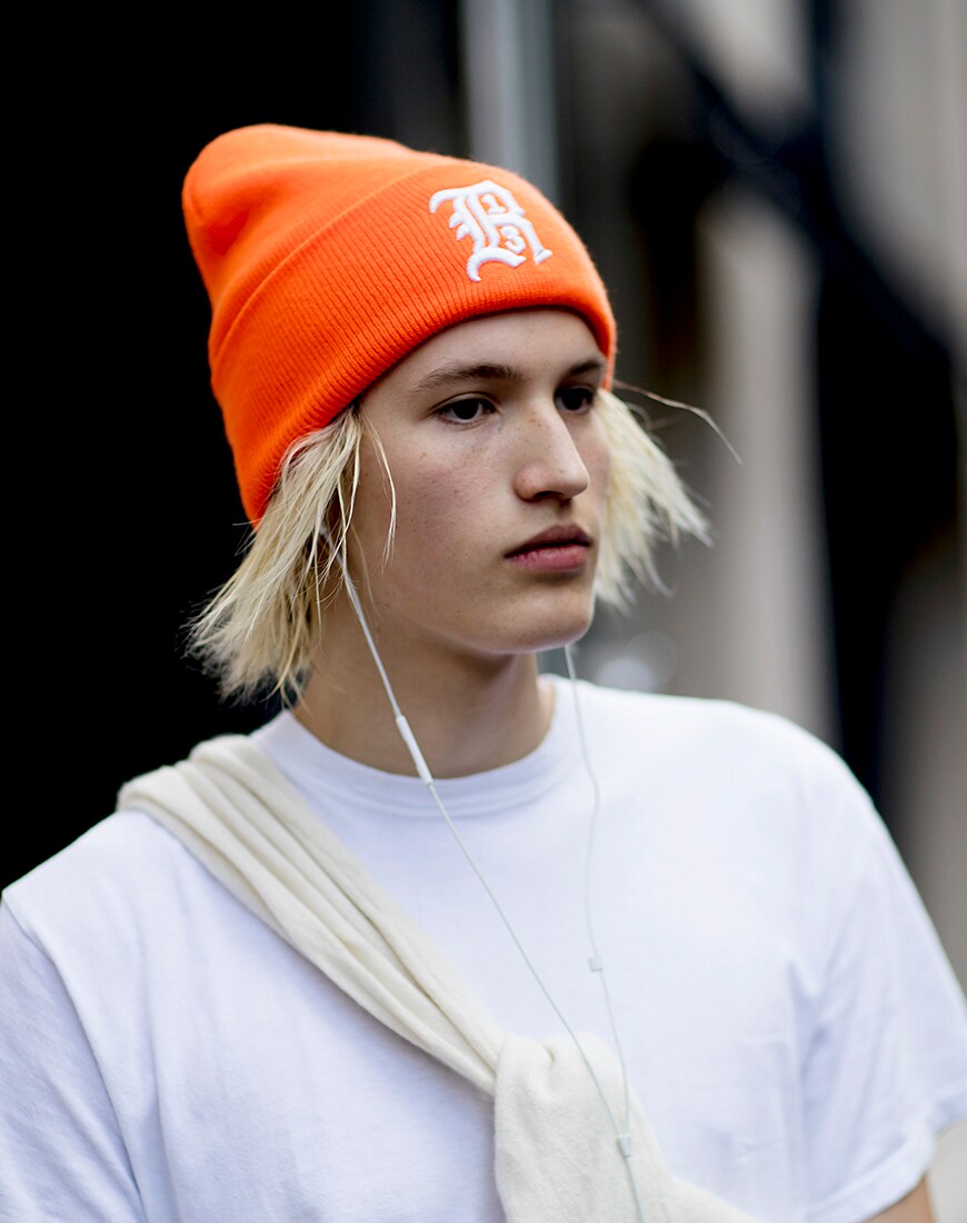 junger Mann mit Beanie und langen Haaren