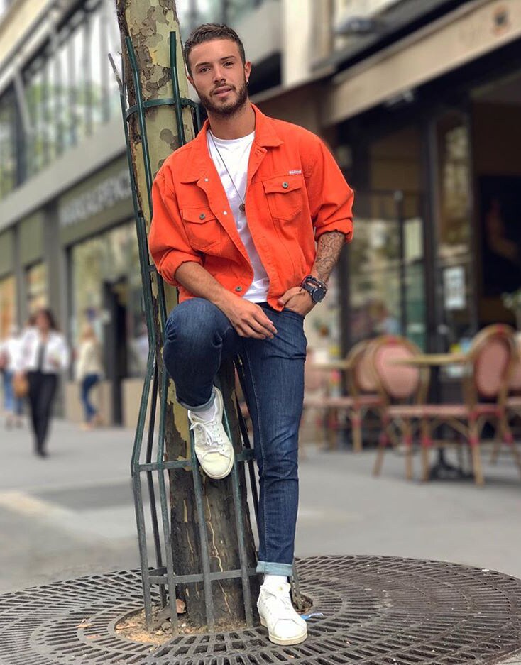 Streetstyle mit bunter Jeansjacke