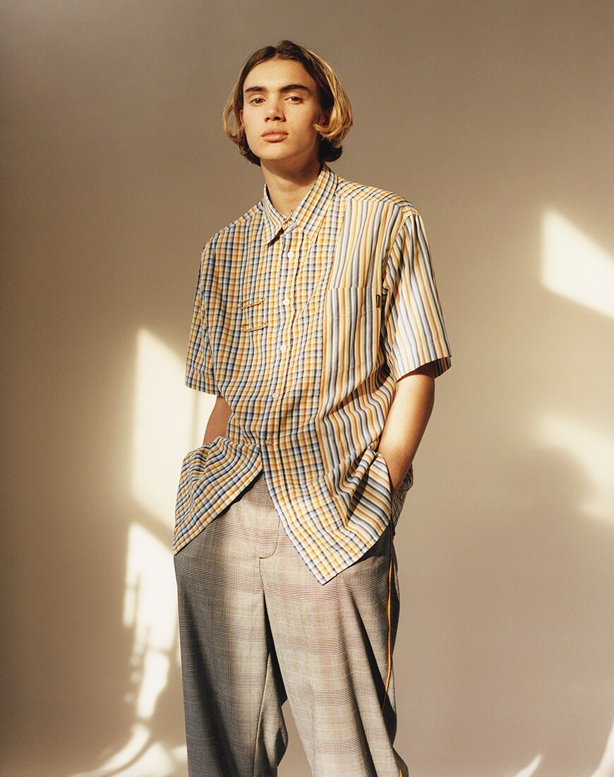 Editorial Bild eines jungen Mannes mit Karohemd und karierter Hose