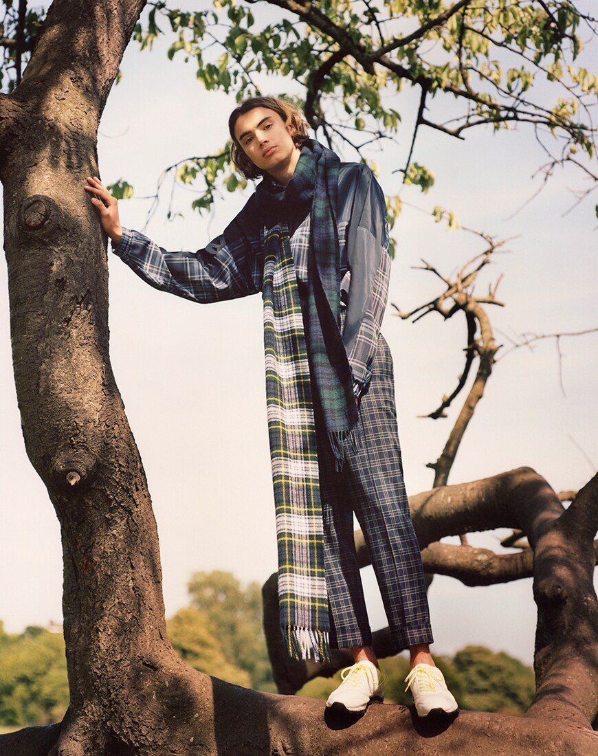 Editorial Bild eines jungen Mannes mit einem karierten Outfit