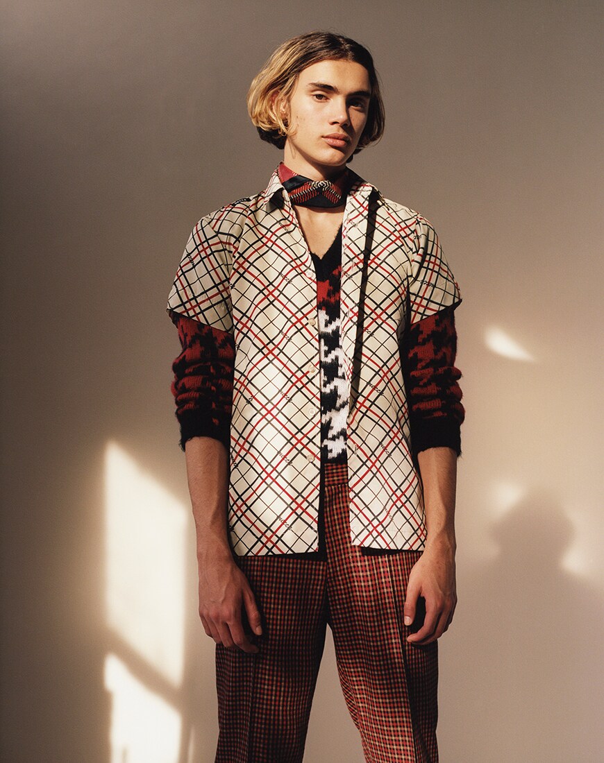 Editorial Bild eines jungen Mannes mit einem karierten Outfit
