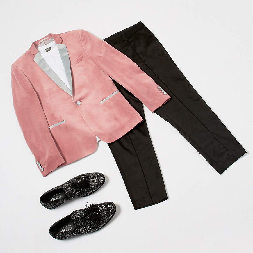 t-shirt blanc, blazer rose, pantalon noir et mocassins sur ASOS