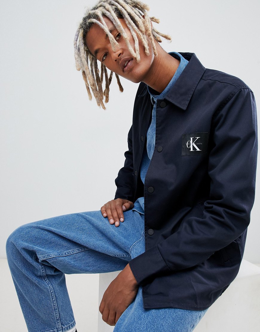 Calvin Klein Jeans - Chemise à manches longues avec logo imprimé sur la poitrine en promo sur ASOS