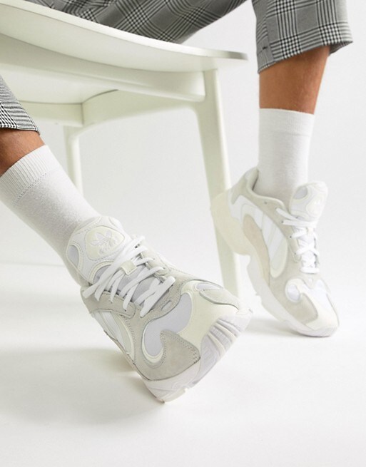 weiße Sneaker von adidas, erhältlich bei ASOS