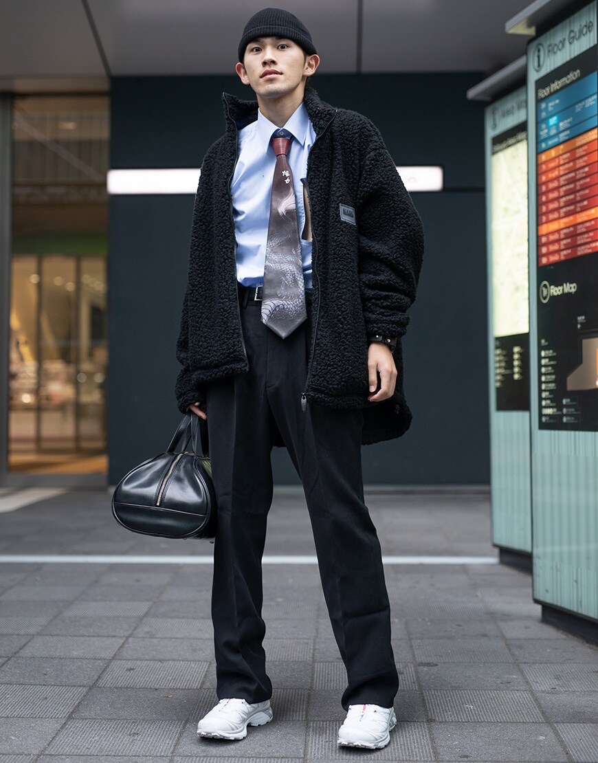 tenue chic avec pantalon chemise cravate et une veste en polaire