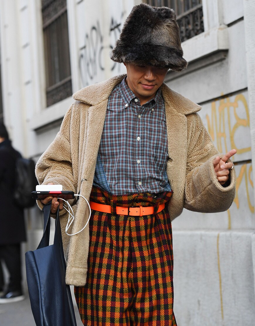 street style portant des imprimés à carreaux et une polaire