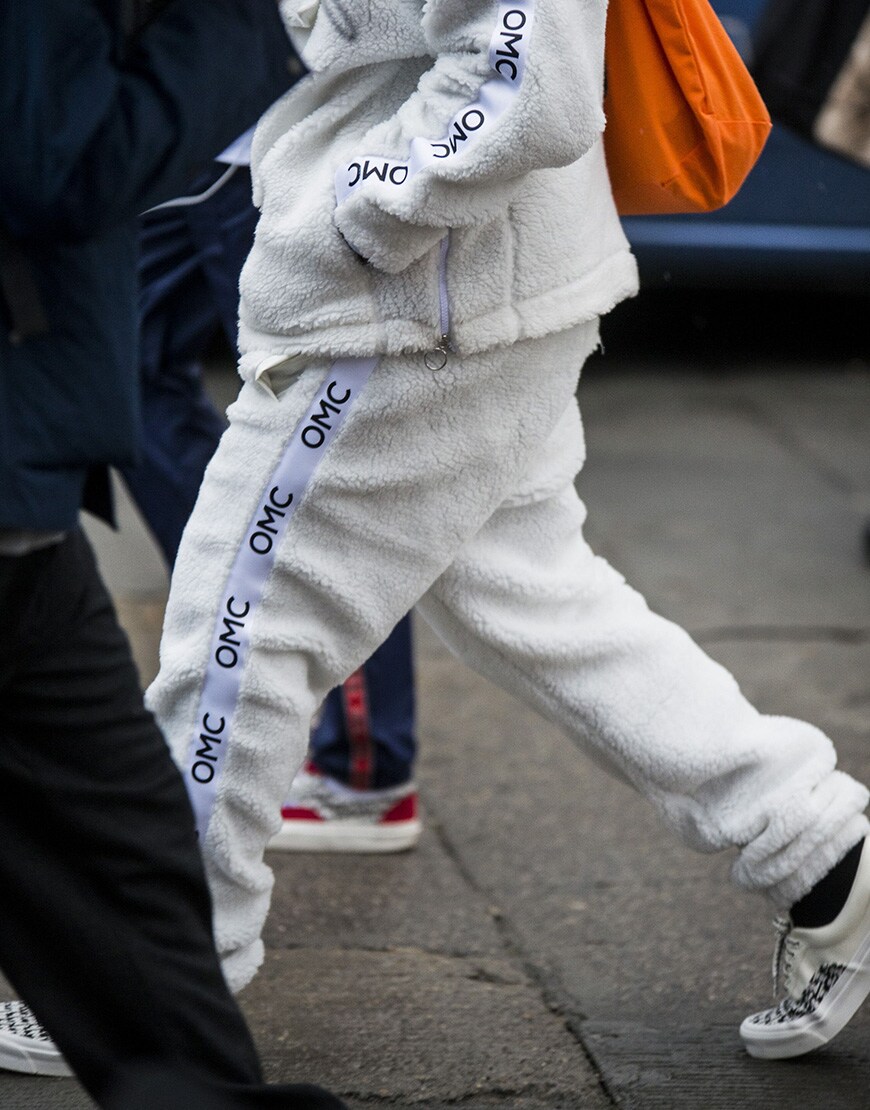 street style portant un ensemble de survêtement en polaire