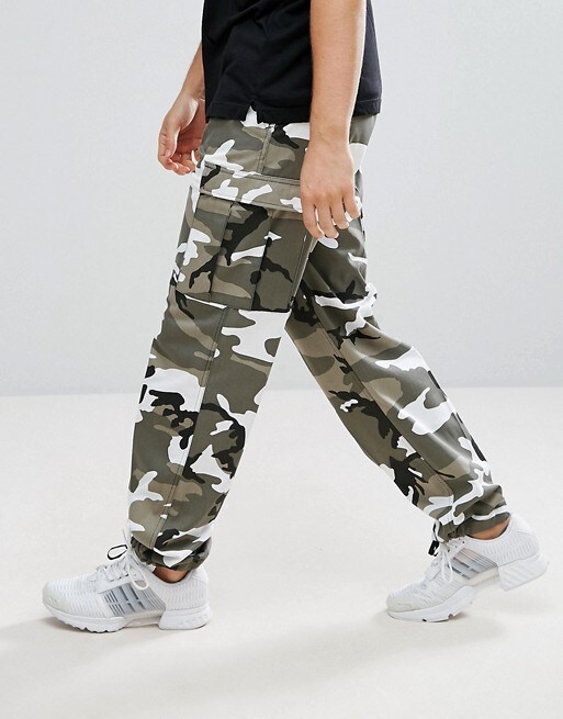 Cargohose von Reclaimed Vintage, erhältlich bei ASOS