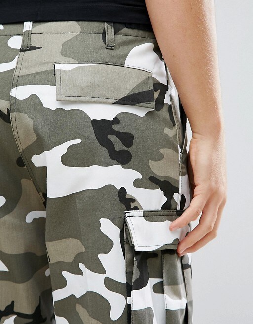 Cargohose von Reclaimed Vintage, erhältlich bei ASOS