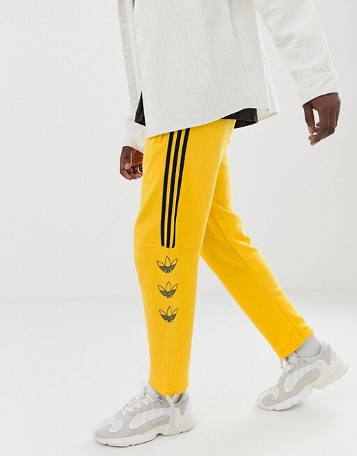 Gelbe Jogginghose von adidas, erhältlich bei ASOS