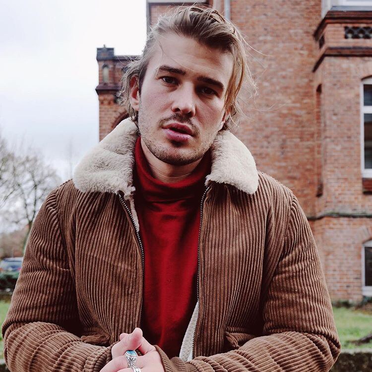 ASOS Dennis Glanz posiert für ein Streetstyle Bild für Instagram