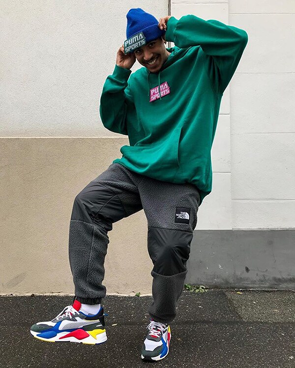Streetstyle von einem jungen Mann in Jogginghose