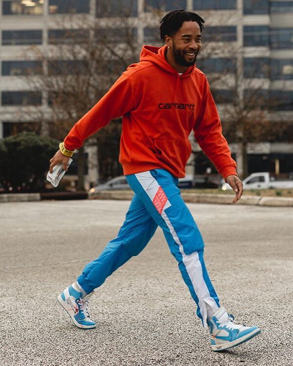 Streetstyle von einem jungen Mann in Jogginghose