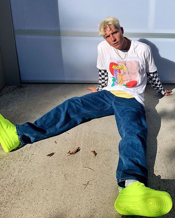 Streetstyle von einem jungen Mann in Skaterkleidung