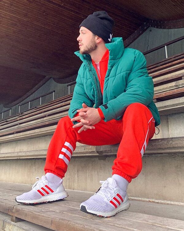 Streetstyle von einem jungen Mann im Trainingsanzug