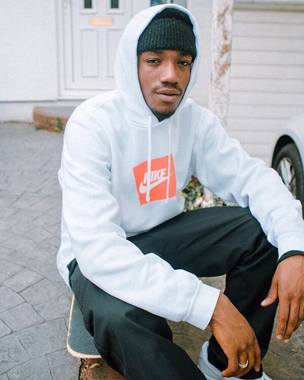 Streetstyle von einem jungen Mann in Kapuzenoberteil
