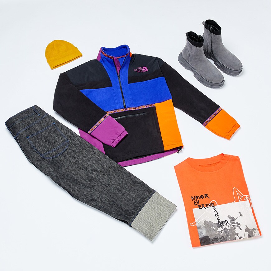 Flat lay d'une tenue hivernale avec un blouson The North Face, un jean ASOS WHITE, des boots et des accessoires / Actu mode ASOS