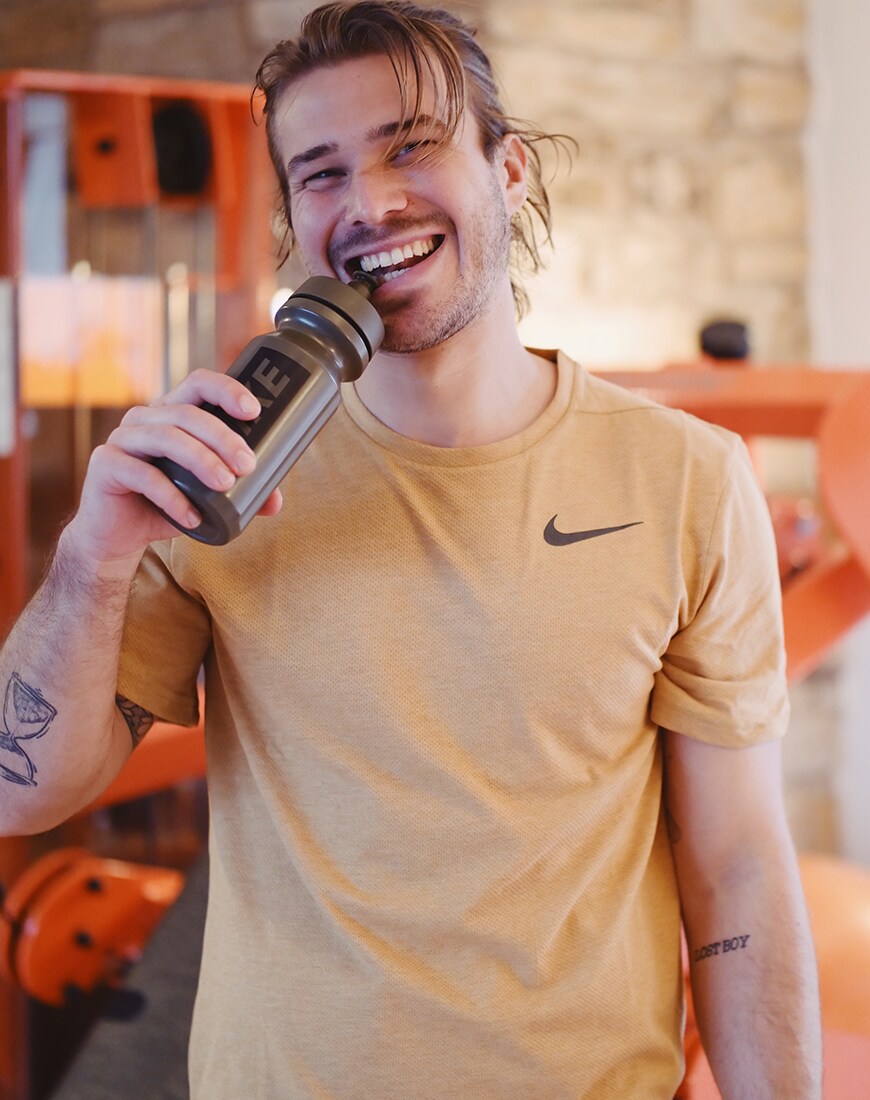 ASOS Insider Dennis Glanz in einem Outfit fürs Fitness Studio