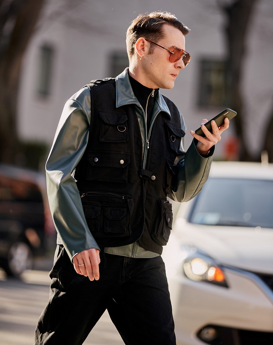 Streetstyle von einem jungen Mann in Funktionskleidung