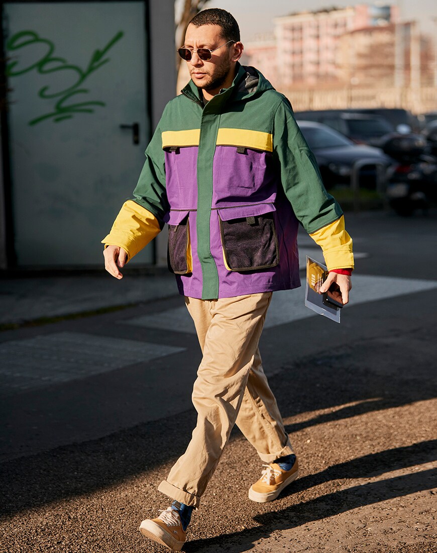 Streetstyle von einem jungen Mann in Funktionskleidung