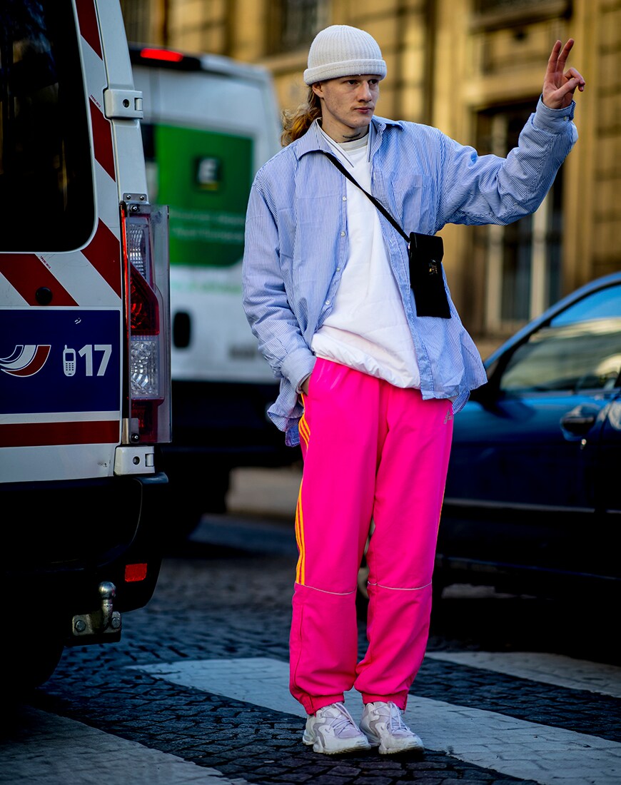 ein Herr posiert für ein Streetstyle-Bild in Neon-Kleidung