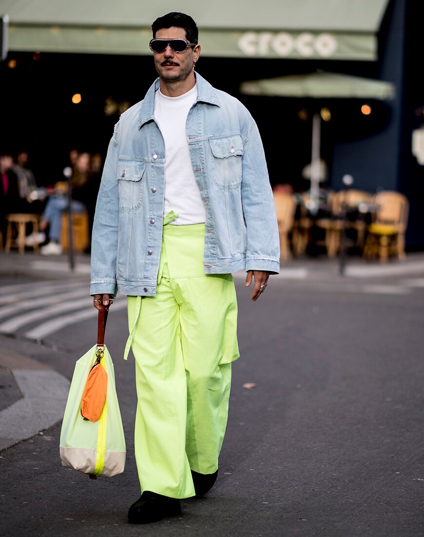 ein Herr posiert für ein Streetstyle-Bild in Neon-Kleidung