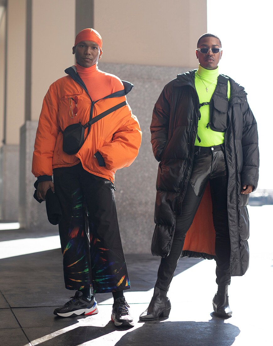 zwei Herren posieren für ein Streetstyle-Bild in Neon-Kleidung