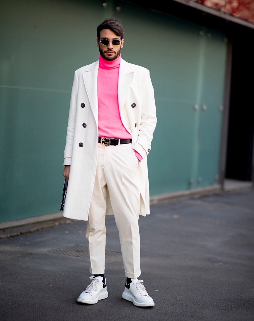 ein Herr posiert für ein Streetstyle-Bild in Neon-Kleidung