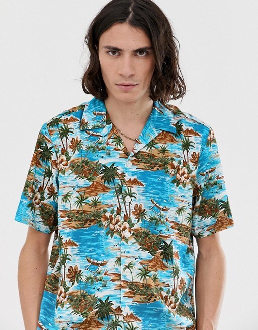 Mann im Hawaiihemd von Dickies, erhältlich bei ASOS