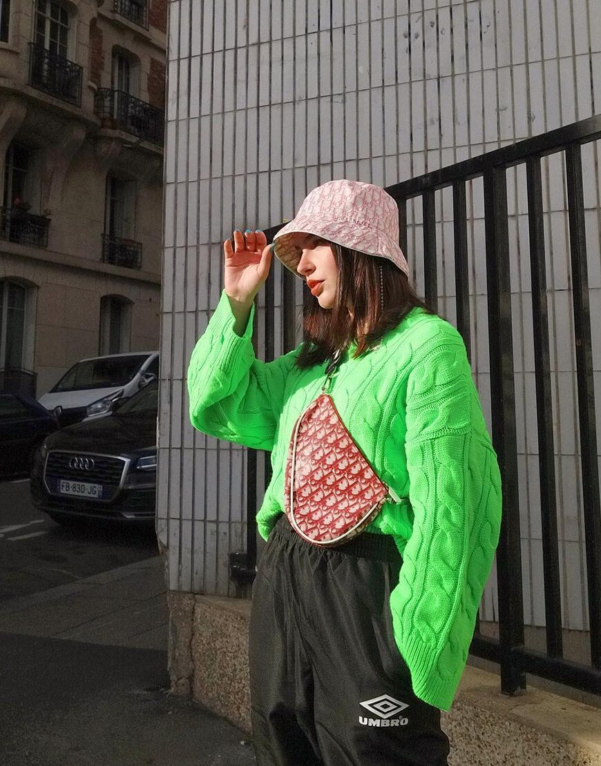 ASOS Barbara porte un pull fluo