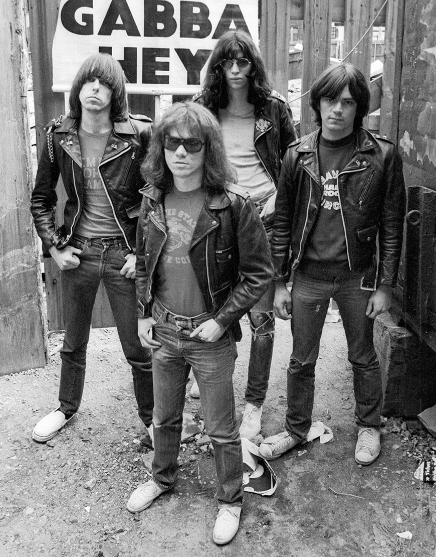 Фотография The Ramones в черных байкерских куртках.