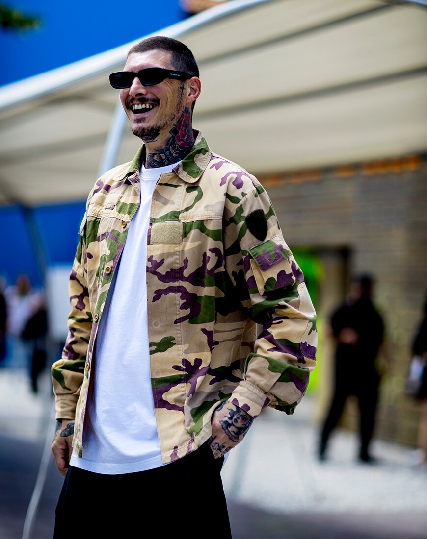 Streetstyle von einem Mann mit Tarnjacke an