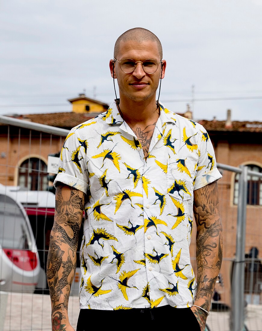 Streetstyle von einem Mann mit einem bedruckten Hemd