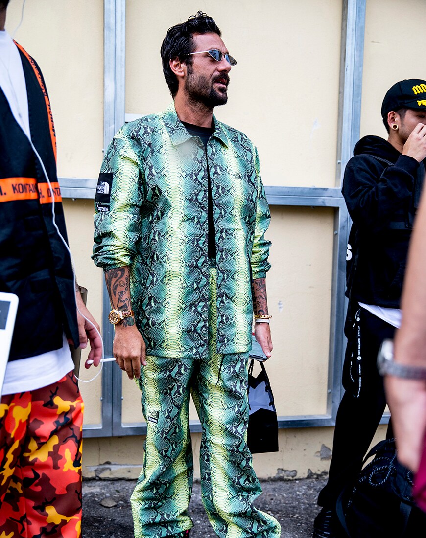 Streetstyle von einem Mann mit Kleidung im Schlangenmuster