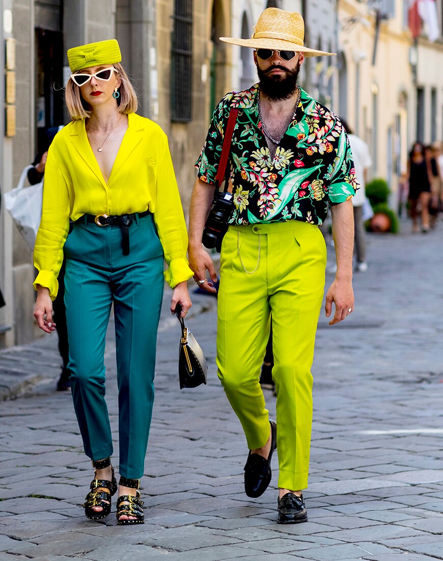Streetstyle-Pärchen in buntem Outfit